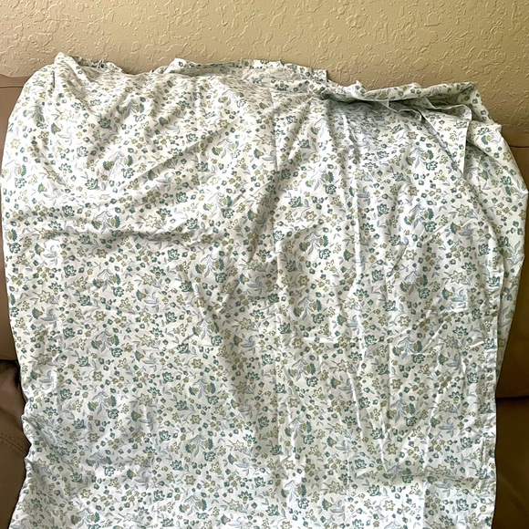 Beautiful queen bed sheet - Picture 3 of 5